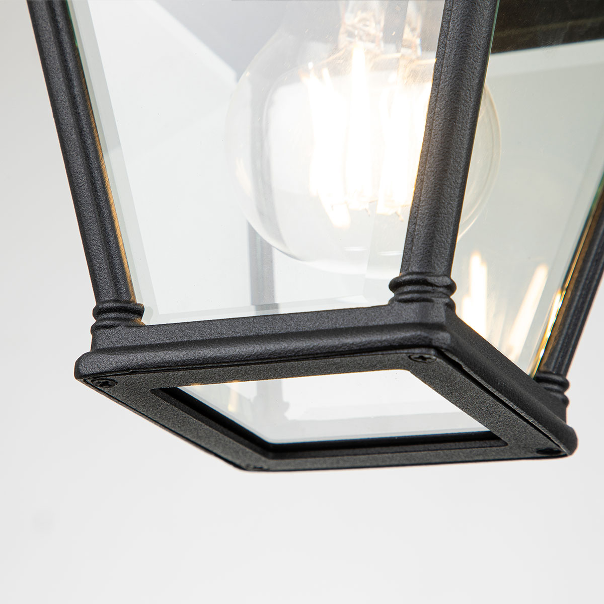 Bayview Zwart Van Elstead Lighting - De Bayview plafondlamp heeft een klassiek en elegant ontwerp met een romantische Georgische stijl die een stijlvolle en verfijnde aanwezigheid geeft aan elk exterieur.