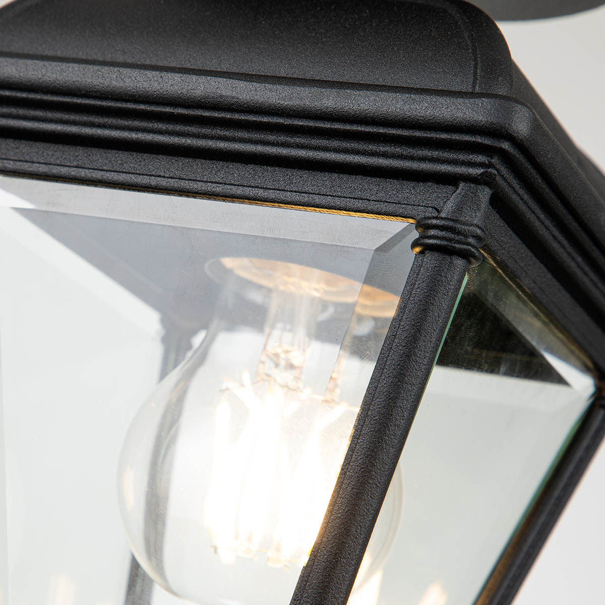 Bayview Zwart Van Elstead Lighting - De Bayview plafondlamp heeft een klassiek en elegant ontwerp met een romantische Georgische stijl die een stijlvolle en verfijnde aanwezigheid geeft aan elk exterieur.