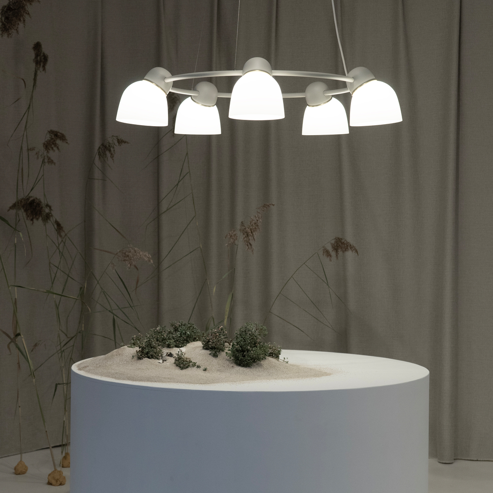 Bird Ø95 Zand/wit hanglamp Van Belid - Gemaakt in Varberg, is de Bird een eerbetoon aan Belids ambachtelijke erfgoed en tegelijkertijd een uitdaging voor conventioneel design.