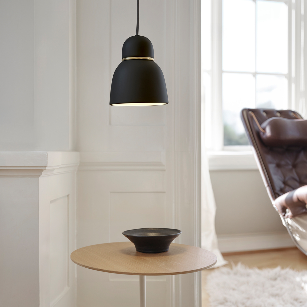 Bird Ø17 Zwart/messing hanglamp Van Belid - Kies voor een monochrome kleurstelling of creëer een contrasterend effect met een andere kleur in de ring.
