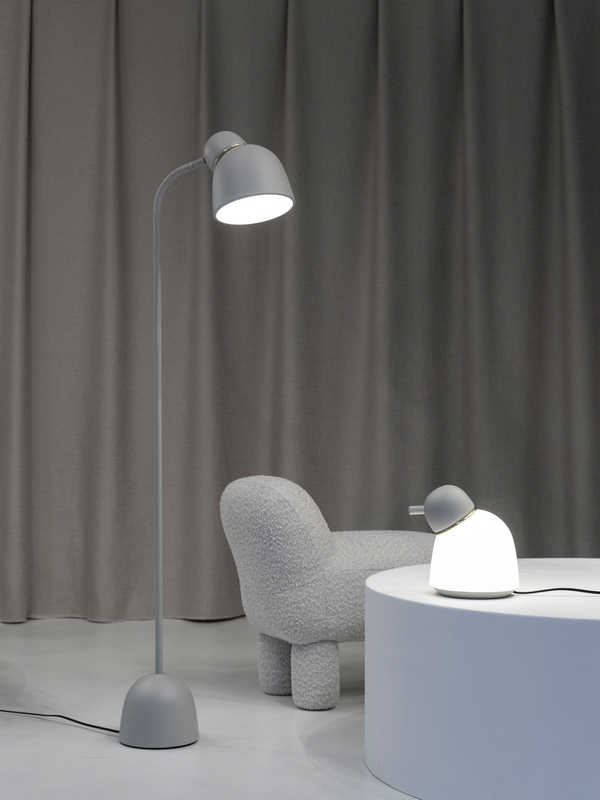 Bird Zand/messing vloerlamp Van Belid - Met zijn asymmetrische vorm en elegante metalen constructie is deze vloerlamp een artistieke aanwinst voor uw huis.