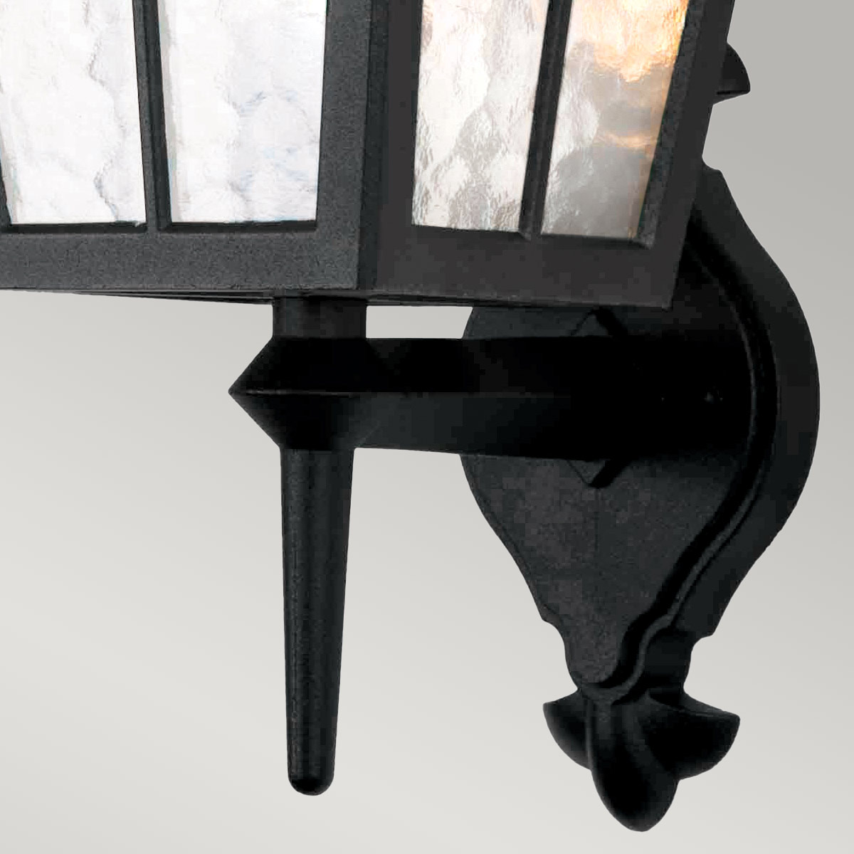 Canterbury Zwart buitenlamp Van Elstead Lighting - De Canterbury wandlamp maakt deel uit van een serie middelgrote lampen met een typisch Britse stijl, met vensterbogen en elegante rondingen.