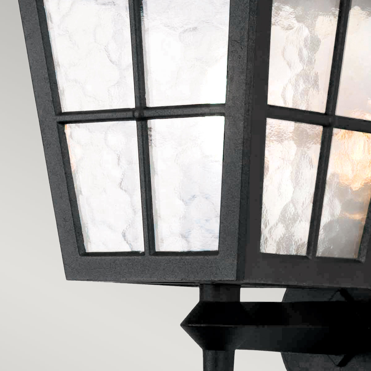 Canterbury Zwart buitenlamp Van Elstead Lighting - De Canterbury wandlamp maakt deel uit van een serie middelgrote lampen met een typisch Britse stijl, met vensterbogen en elegante rondingen.