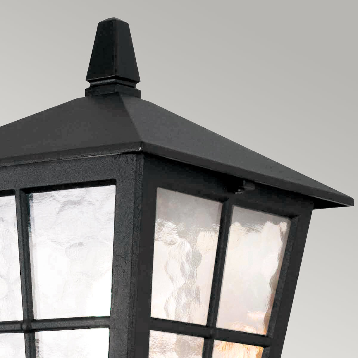 Canterbury Zwart buitenlamp Van Elstead Lighting - De Canterbury wandlamp maakt deel uit van een serie middelgrote lampen met een typisch Britse stijl, met vensterbogen en elegante rondingen.