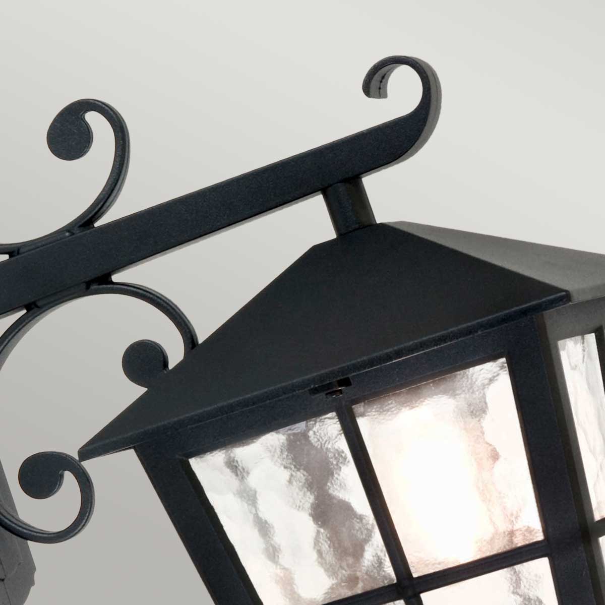 Canterbury Zwart buitenlamp Van Elstead Lighting - De Canterbury wandlamp maakt deel uit van een serie middelgrote lampen met een typisch Britse stijl, met vensterbogen en elegante rondingen.