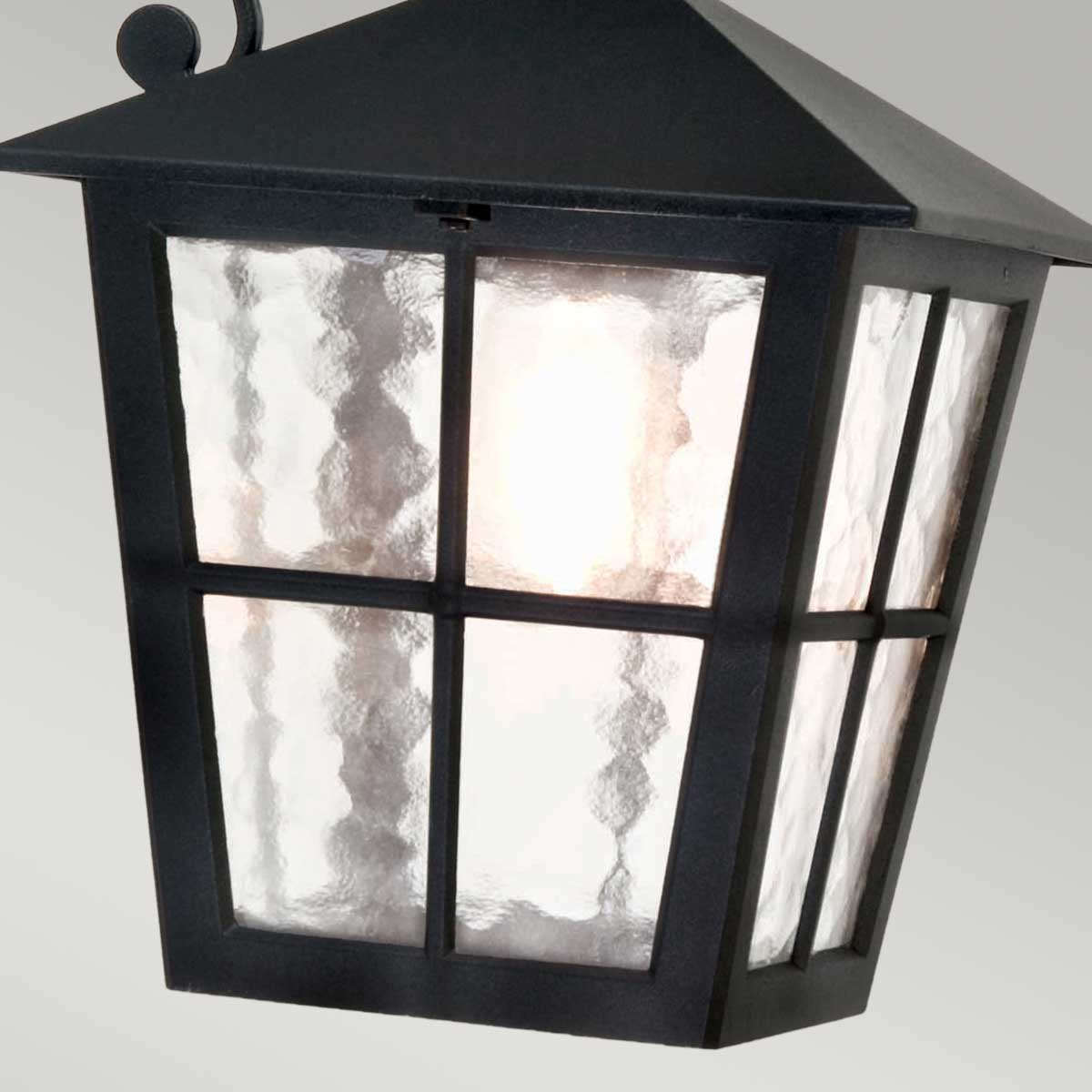 Canterbury Zwart buitenlamp Van Elstead Lighting - De Canterbury wandlamp maakt deel uit van een serie middelgrote lampen met een typisch Britse stijl, met vensterbogen en elegante rondingen.