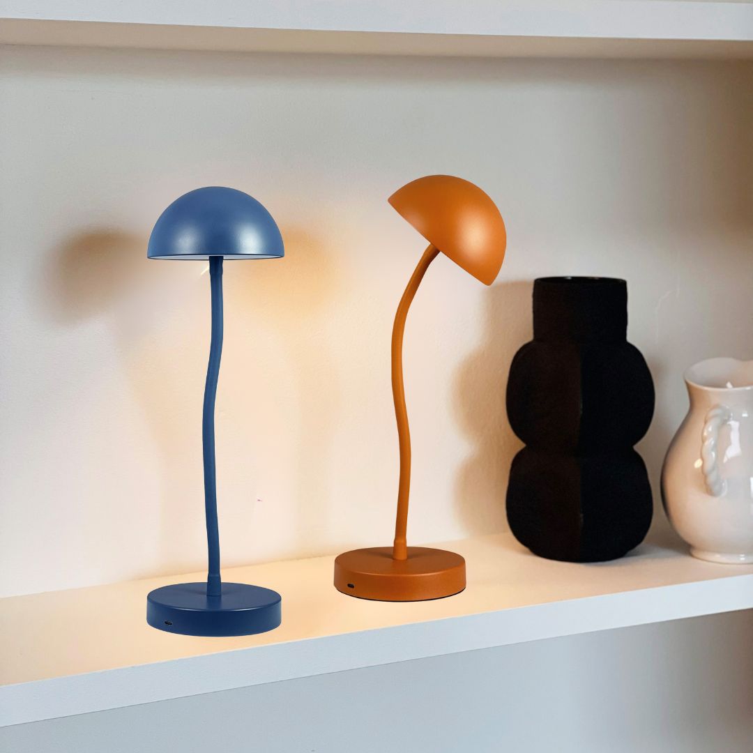 Fonzy 38cm Terracotta Draagbare Van Dyberg Larsen - Fonzy bordslampa &auml;r b&aring;de rolig och praktisk, och dess flexibilitet g&ouml;r den till ett perfekt val f&ouml;r den som vill ha en lampa som &auml;r b&aring;de funktionell och stilren.