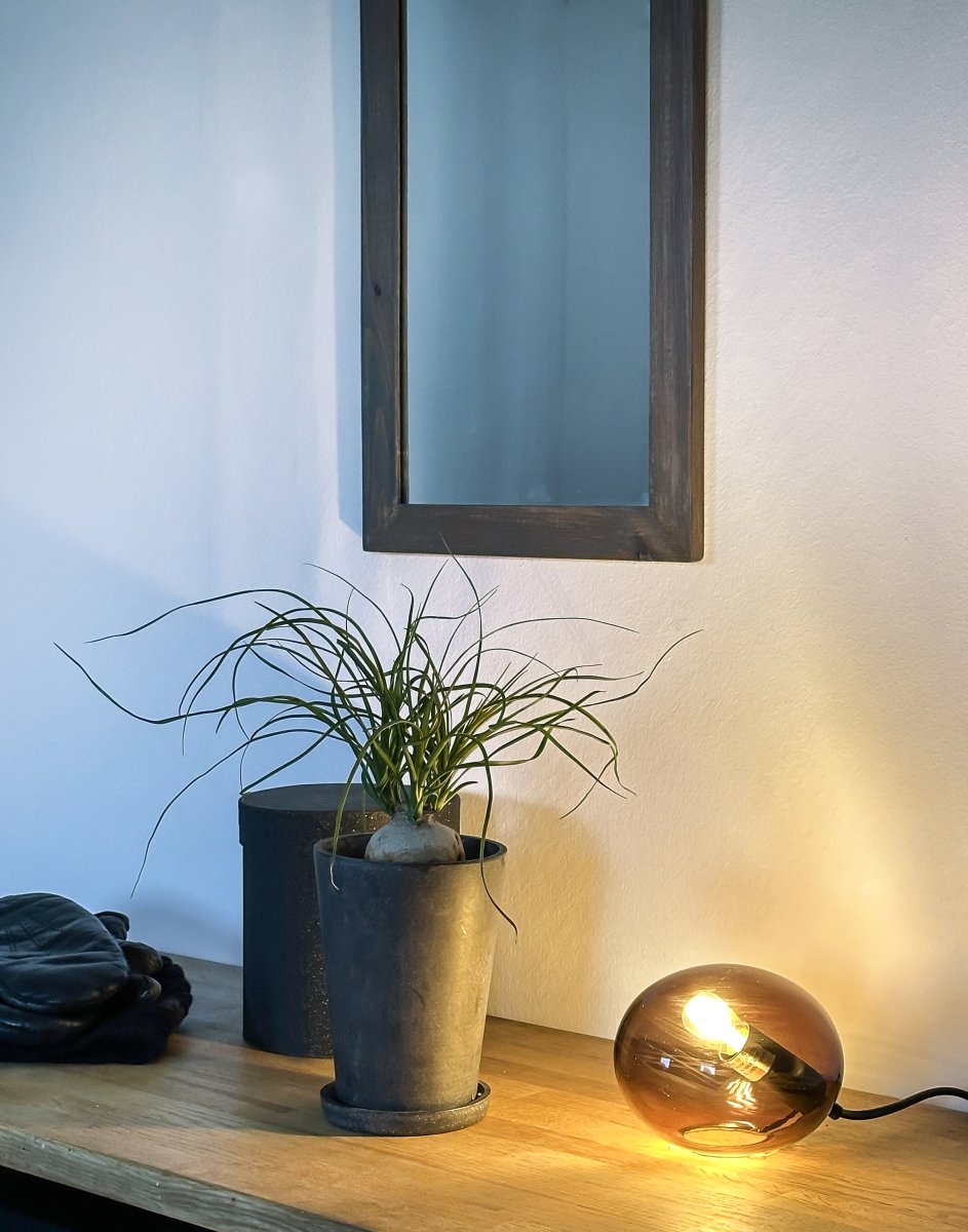 Globus 10cm Bruin tafellamp Van Aneta Lighting - Globus tafellamp van bruin glas met een lichtbron in de glazen bol die zorgt voor een decoratief en comfortabel licht.