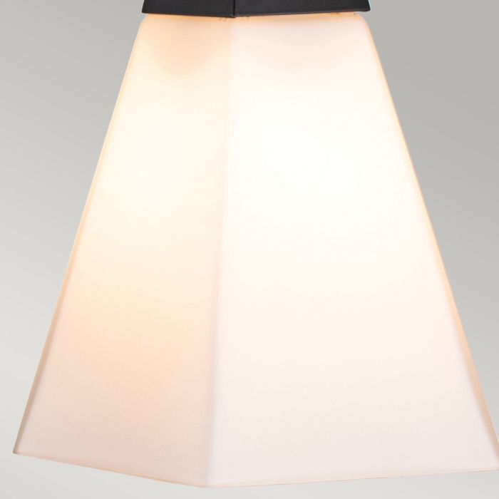 Bowtie 57cm Zwart badkamerlamp Van Elstead Lighting - De matzwarte wandlamp Bowtie is een moderne spiegellamp met een IP44-classificatie, waardoor deze geschikt is voor badkamers, maar ook voor andere interieurs, zoals wasruimtes of gastentoiletten.