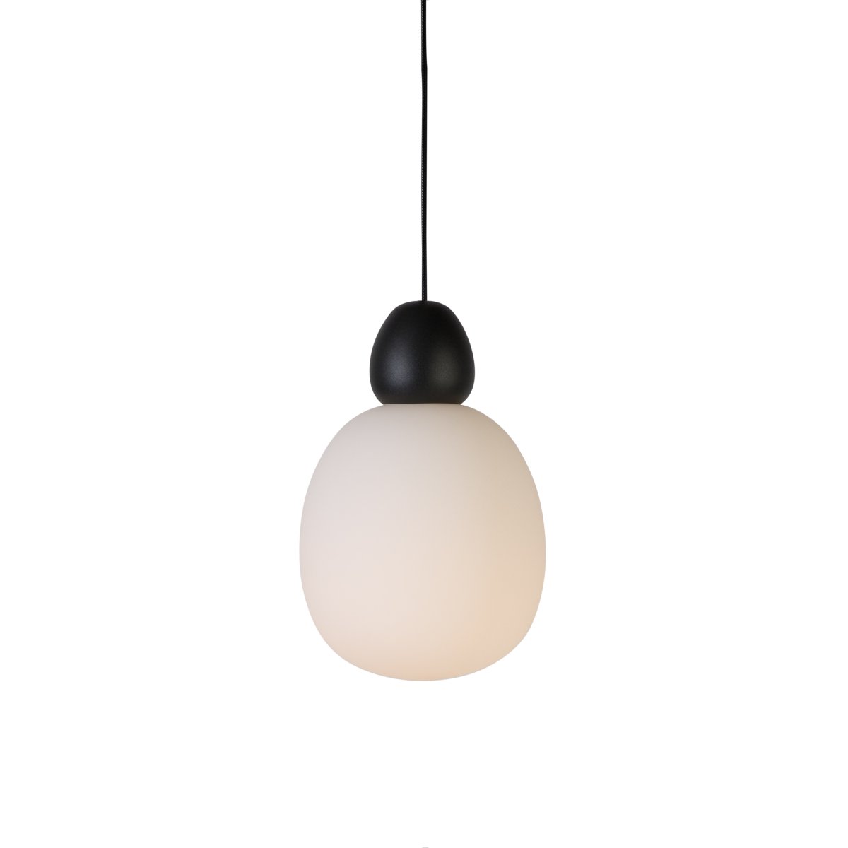 Buddy Ø18 Zwart hanglamp Van Belid - Gemaakt van hoge kwaliteit met een solide uitstraling ondanks het zachte design, is Buddy een hanglamp die net zo goed boven de eettafel past als in de woonkamer, slaapkamer of hal.