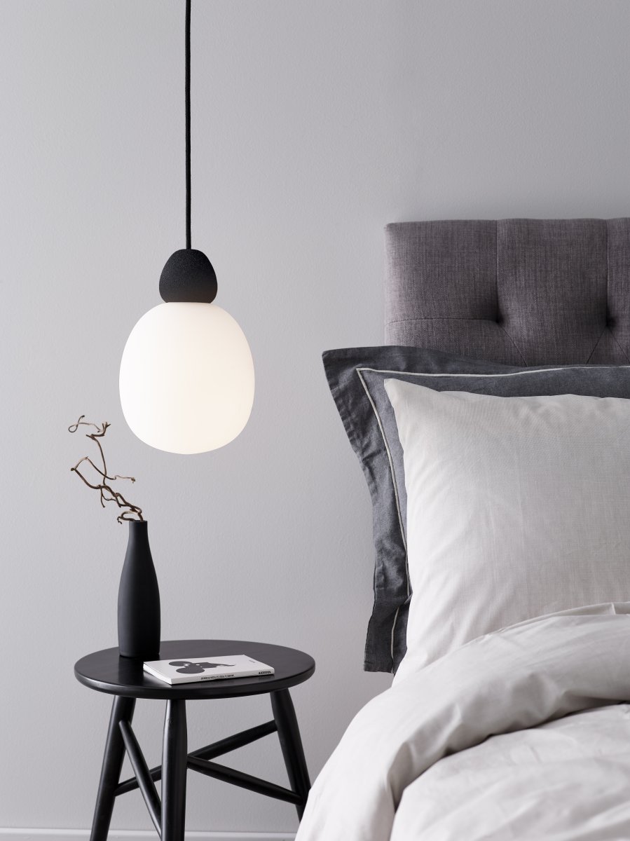 Buddy Ø18 Zwart hanglamp Van Belid - Gemaakt van hoge kwaliteit met een solide uitstraling ondanks het zachte design, is Buddy een hanglamp die net zo goed boven de eettafel past als in de woonkamer, slaapkamer of hal.