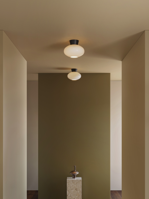 Bullo Ø27 Zwart/opaal plafondlamp Van Belid - Geschikt voor badkamers, maar past in de meeste kamers in uw huis.