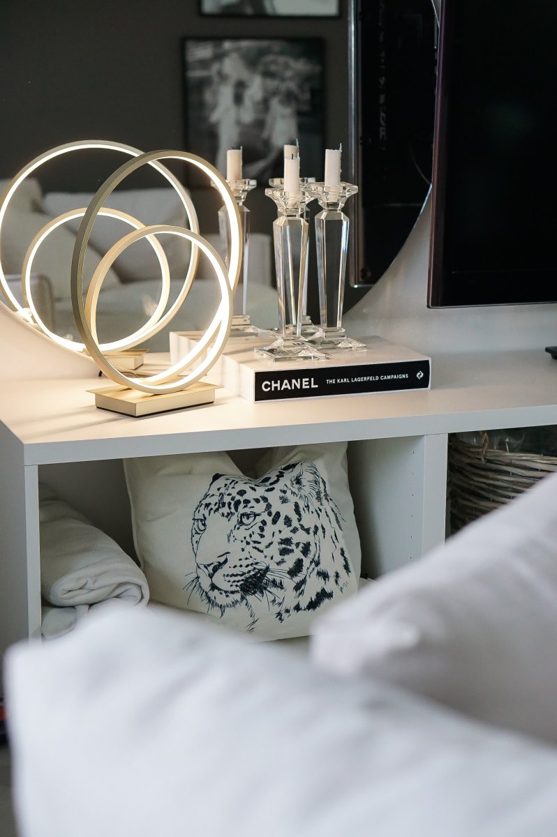 Loop 37cm Champagne tafellamp Van Aneta Lighting - Geïntegreerde 14W LED die dimbaar is met een 3-staps dimmer op de lampvoet.