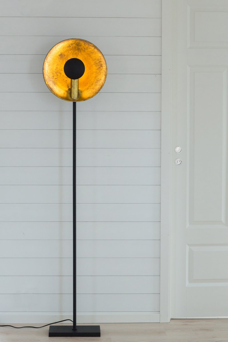 Captain Zand zwart vloerlamp Van By Rydéns - Captain Uplight is onderdeel van de stijlvolle Captain-familie en voegt net zoveel impact toe aan uw interieur als de andere leden.