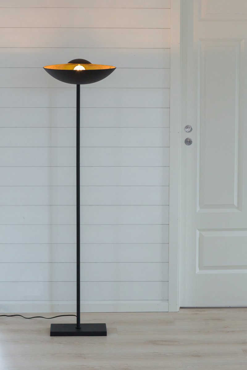 Captain Zand zwart vloerlamp Van By Rydéns - Captain Uplight is onderdeel van de stijlvolle Captain-familie en voegt net zoveel impact toe aan uw interieur als de andere leden.