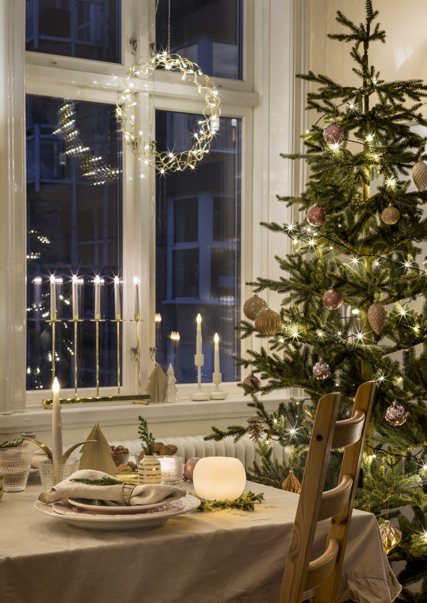 LED-krans Ø30 Goud Van Konstsmide - Met een diameter van 30 cm is de slinger een prachtige decoratie om voor het raam of aan de muur te hangen, perfect om extra gezelligheid te cre&euml;ren tijdens de donkere maanden van het jaar.