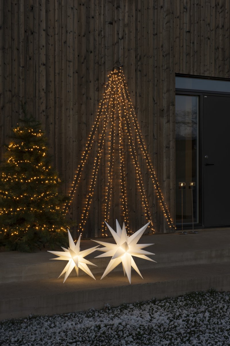 3D-ster Ø80 Wit Van Konstsmide - Hij heeft een G4-fitting en wordt geleverd met een vervangbare G4-ledlamp, een zwarte kunststof kabel van 5 meter en een transformator.