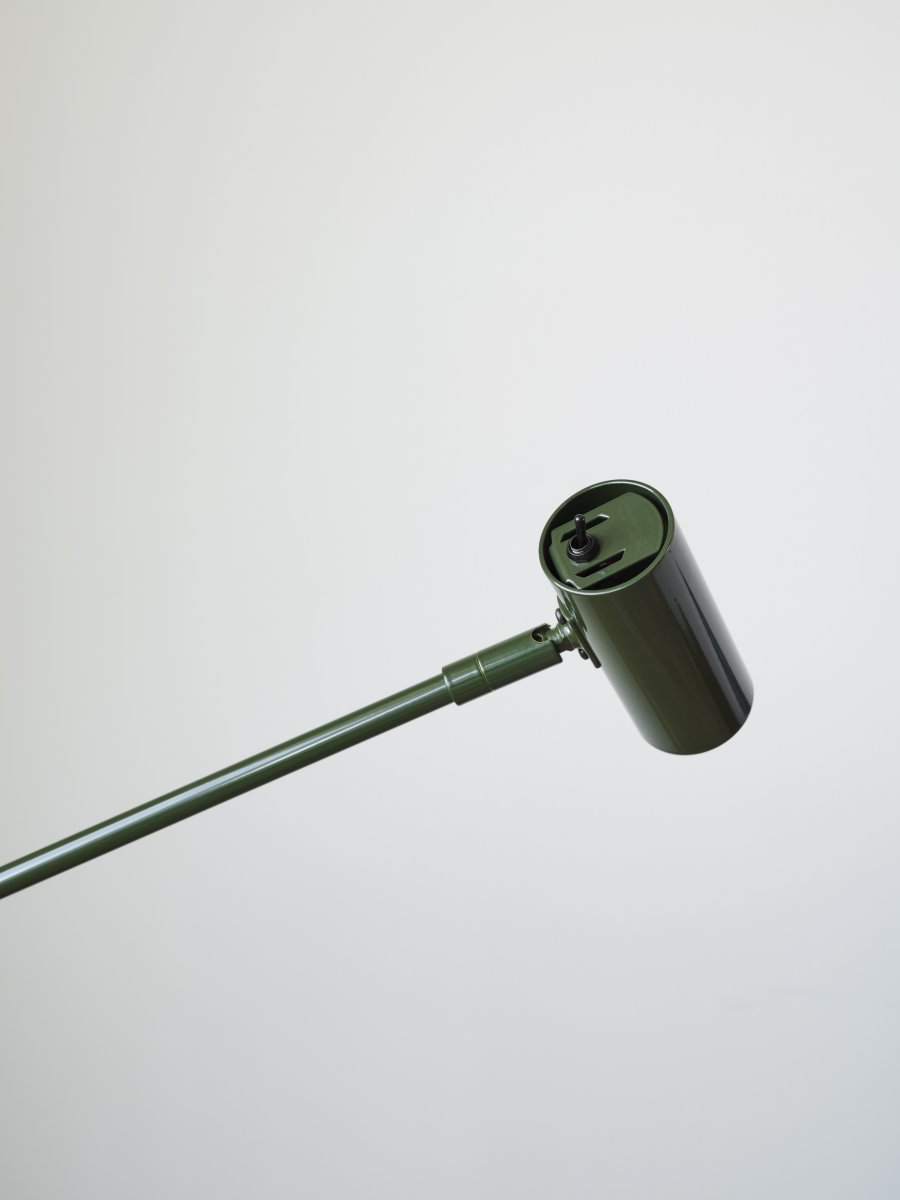 Cato dimbar Bosgroen vloerlamp Van Belid - Met een hoogteverstelling van 100-134 cm, een lampenkap met een diameter van 4 cm en een stabiele lampenvoet van 20 cm combineert Cato vorm en functie op de beste manier.