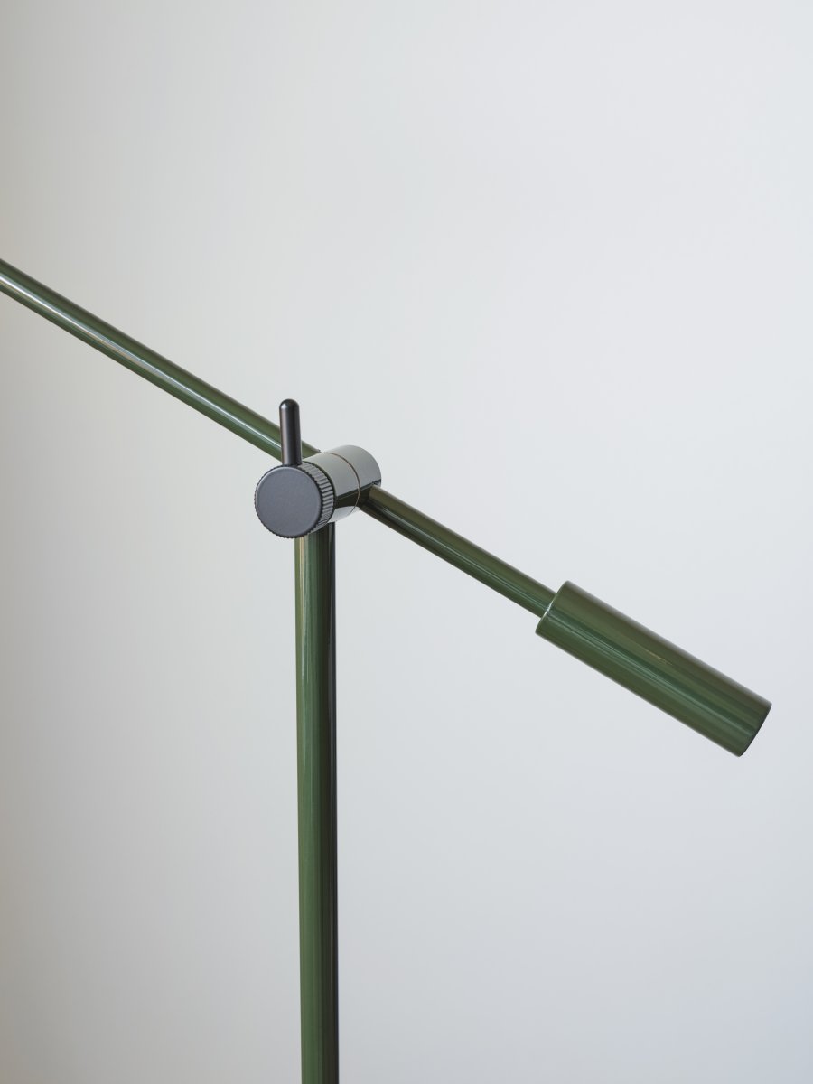 Cato dimbar Bosgroen vloerlamp Van Belid - Met een hoogteverstelling van 100-134 cm, een lampenkap met een diameter van 4 cm en een stabiele lampenvoet van 20 cm combineert Cato vorm en functie op de beste manier.