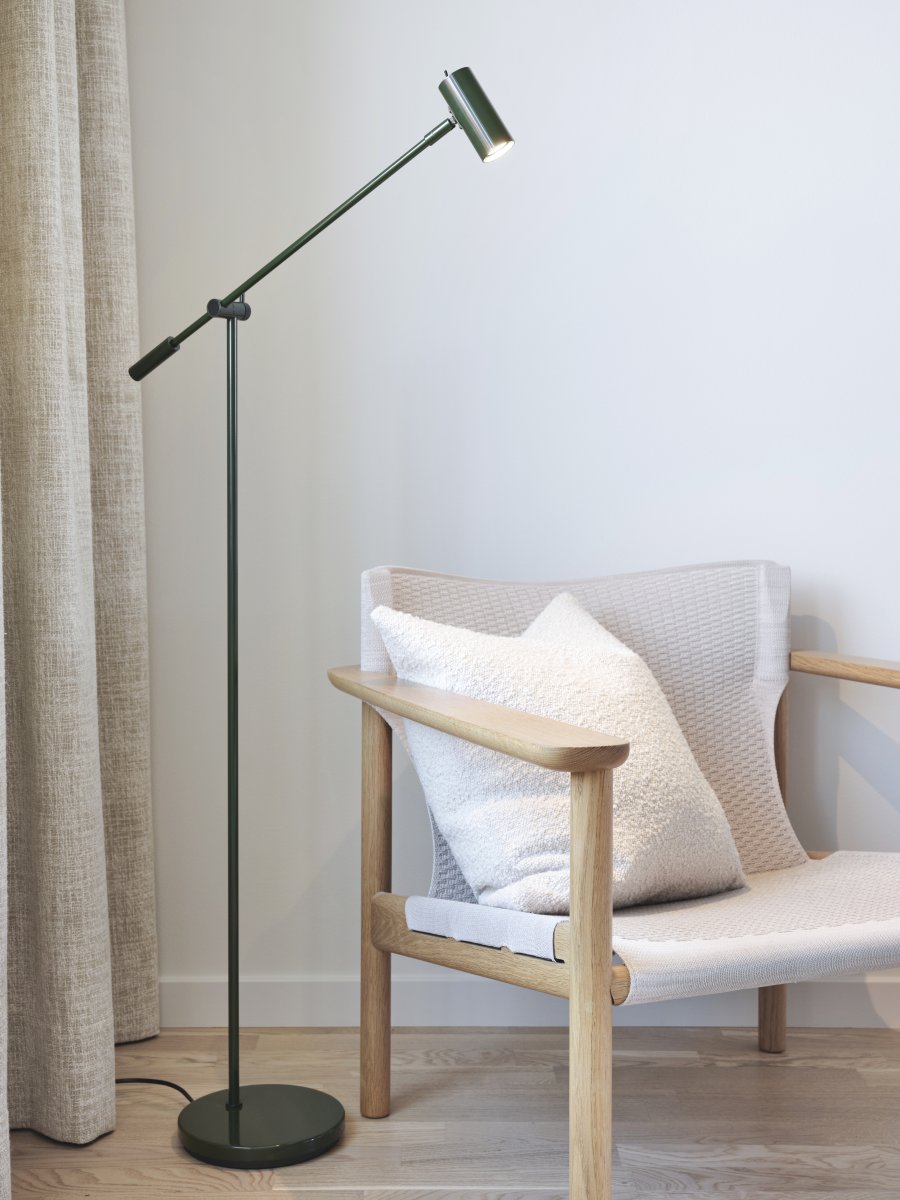 Cato dimbar Bosgroen vloerlamp Van Belid - Met een hoogteverstelling van 100-134 cm, een lampenkap met een diameter van 4 cm en een stabiele lampenvoet van 20 cm combineert Cato vorm en functie op de beste manier.