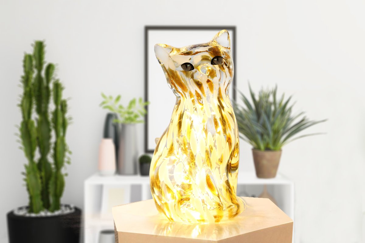 Katt 22cm Bruin/wit tafellamp Van Pixie Design - Deze decoratieve glazen tafellamp heeft de vorm van een elegante kat en een gemarmerd oppervlak in bruin-witte tinten, waardoor elk exemplaar een unieke uitstraling krijgt.