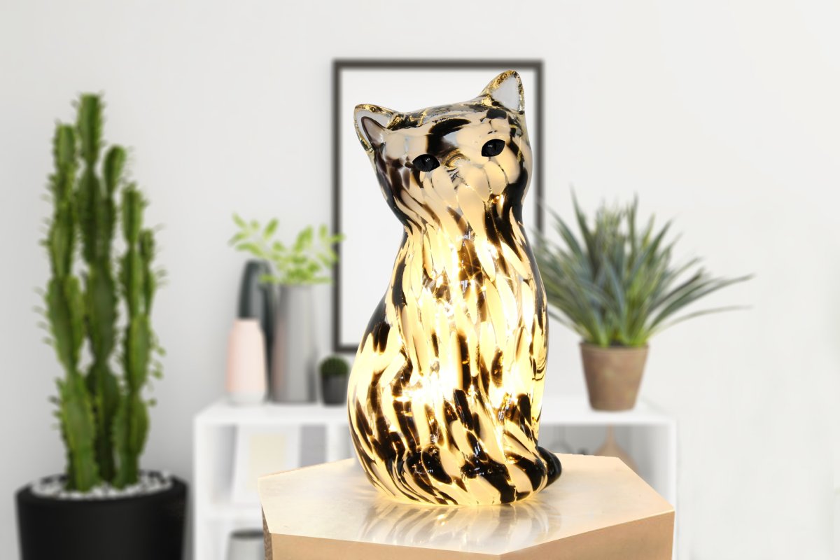 Katt 22cm Zwart-wit tafellamp Van Pixie Design - Deze decoratieve glazen tafellamp heeft de vorm van een elegante kat en een gemarmerd oppervlak in zwart-wit, waardoor elk exemplaar een unieke uitstraling krijgt.