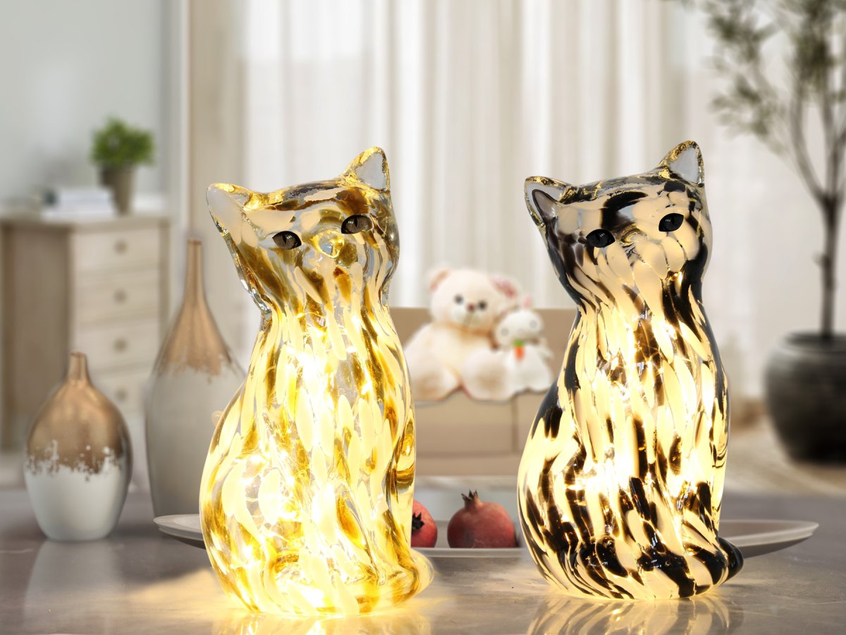 Katt 22cm Bruin/wit tafellamp Van Pixie Design - Deze decoratieve glazen tafellamp heeft de vorm van een elegante kat en een gemarmerd oppervlak in bruin-witte tinten, waardoor elk exemplaar een unieke uitstraling krijgt.