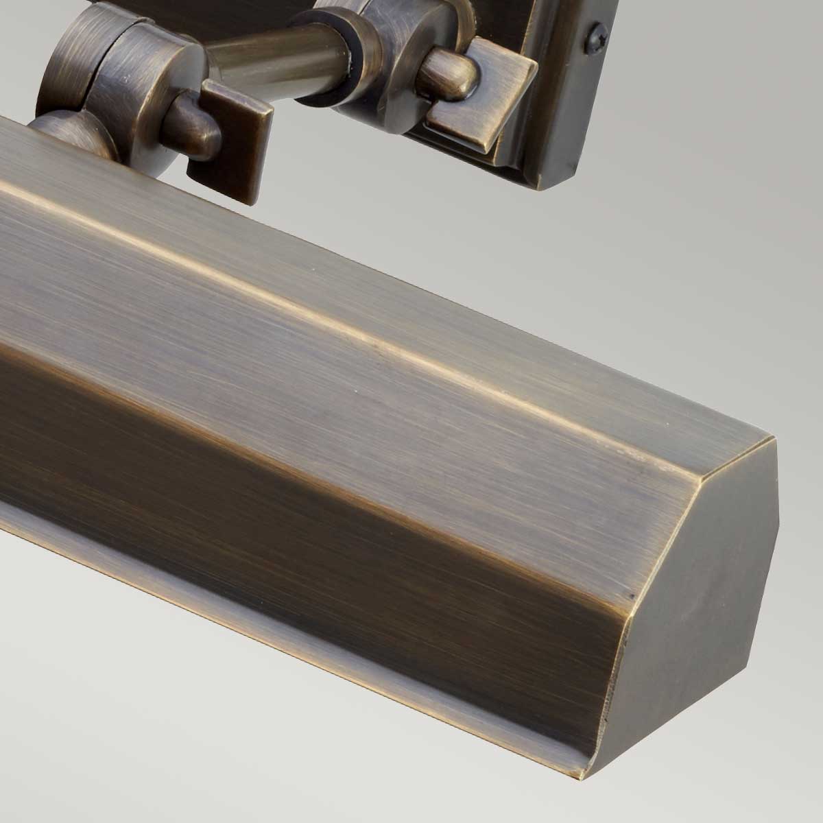 Chawtown 40cm Bronzen Van Elstead Lighting - Chawton is een elegante schilderijlamp van staal met een stijlvolle donkerbronskleurige afwerking die een klassieke en tijdloze uitstraling geeft.
