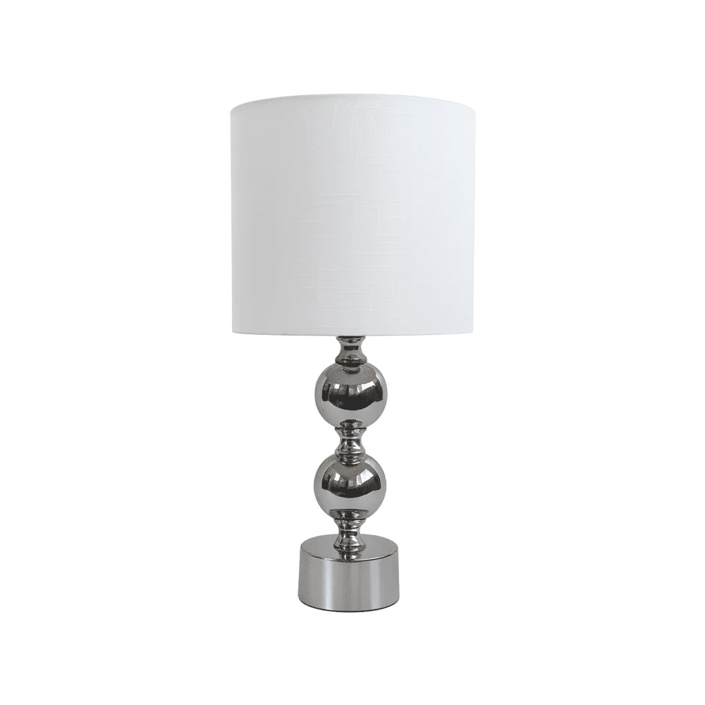 Circolo 48cm Chroom/wit tafellamp Van Nordic Lighting - De Circolo tafellamp combineert een decoratieve metalen voet met een elegante chromen afwerking en een klassieke witte linnen kap.
