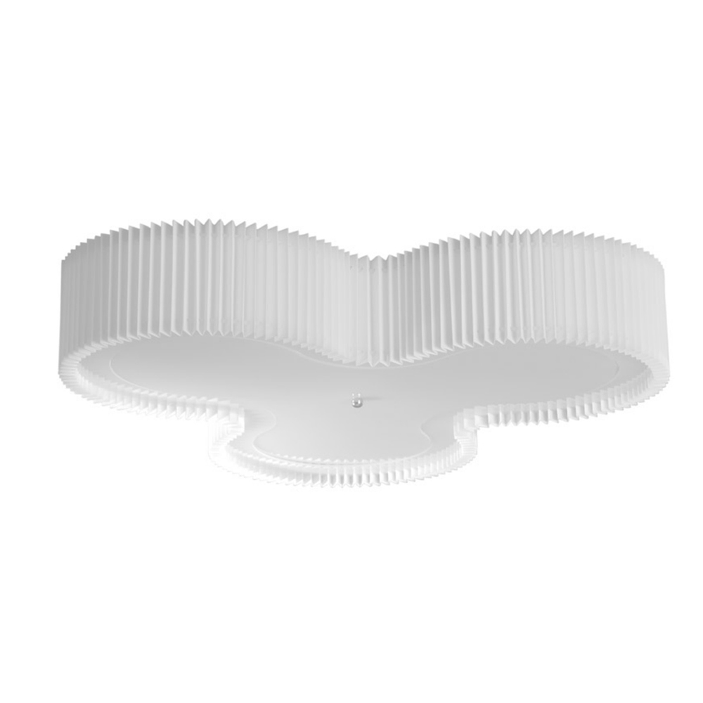 Kolme Ø70 Wit plafondlamp Van CO Bankeryd - Met zijn driedimensionale vorm en zachte, golvende lijnen cre&euml;ert Kolme een aangename lichtverdeling en een elegante sfeer in de kamer.