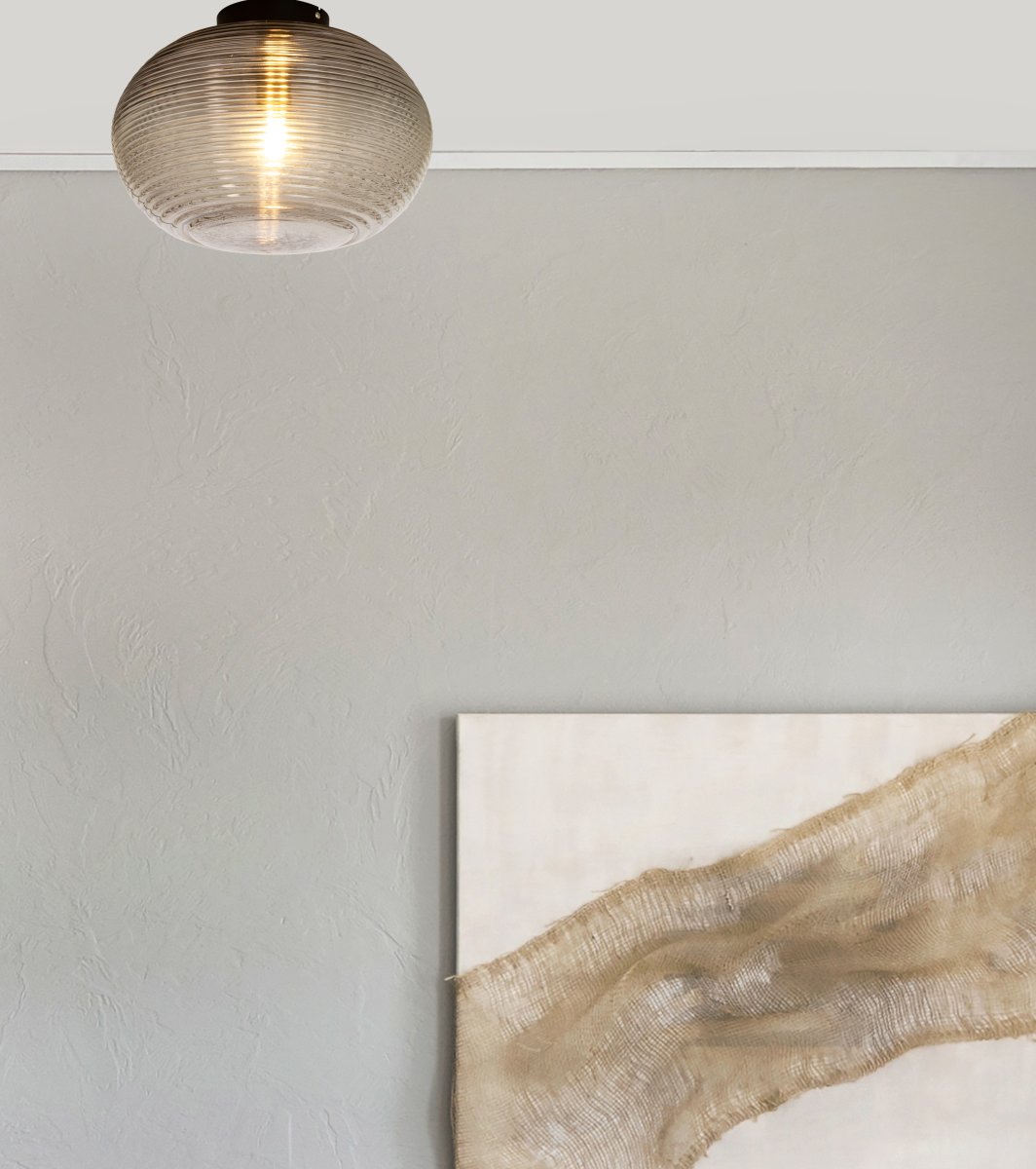 Sefyr Ø32 Rookkleurig plafondlamp Van Aneta Lighting - SEFYR plafondlamp met vlak geribbeld gekleurd glas, 40W E27 (niet inbegrepen).