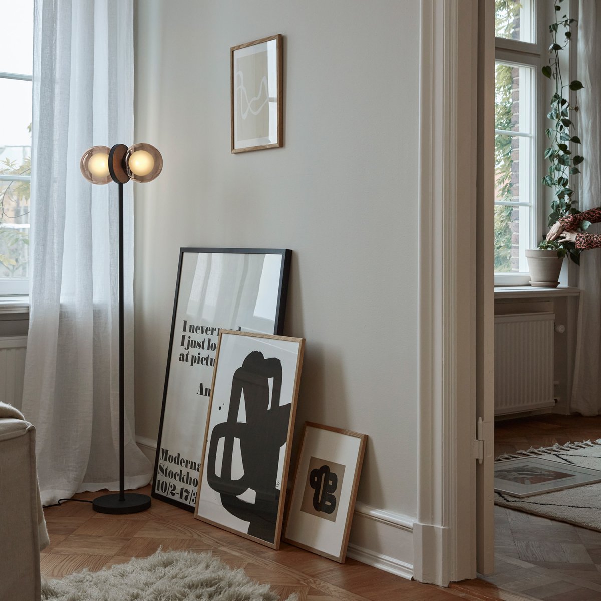 Discus Zwart vloerlamp Van CO Bankeryd - De Discus vloerlamp heeft een vrouwelijk design dat de toon zet en de stijl van uw huis bepaalt.