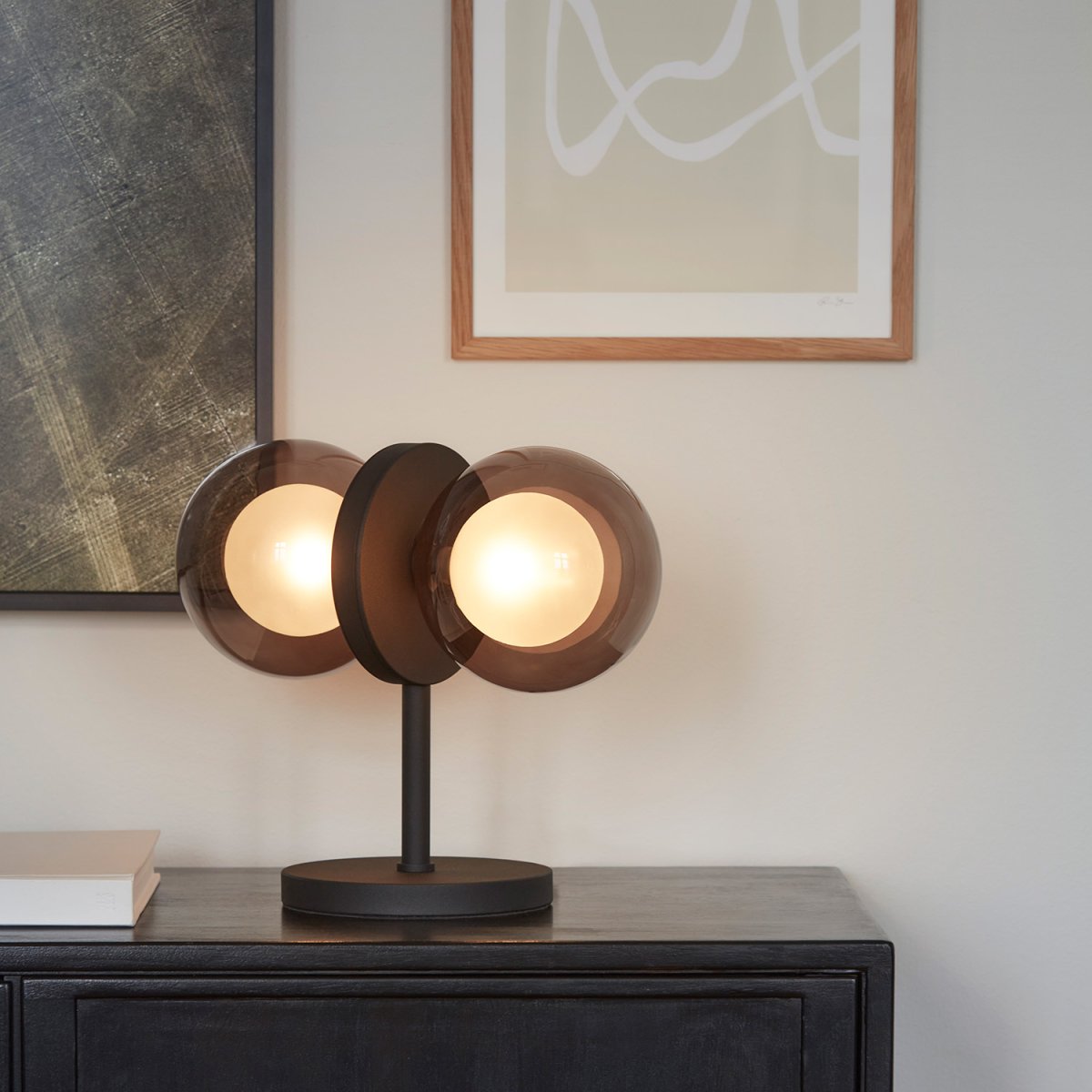 Discus 30cm Zwart tafellamp Van CO Bankeryd - De Discus tafellamp heeft een vrouwelijk design dat de toon zet en de stijl van uw huis bepaalt.