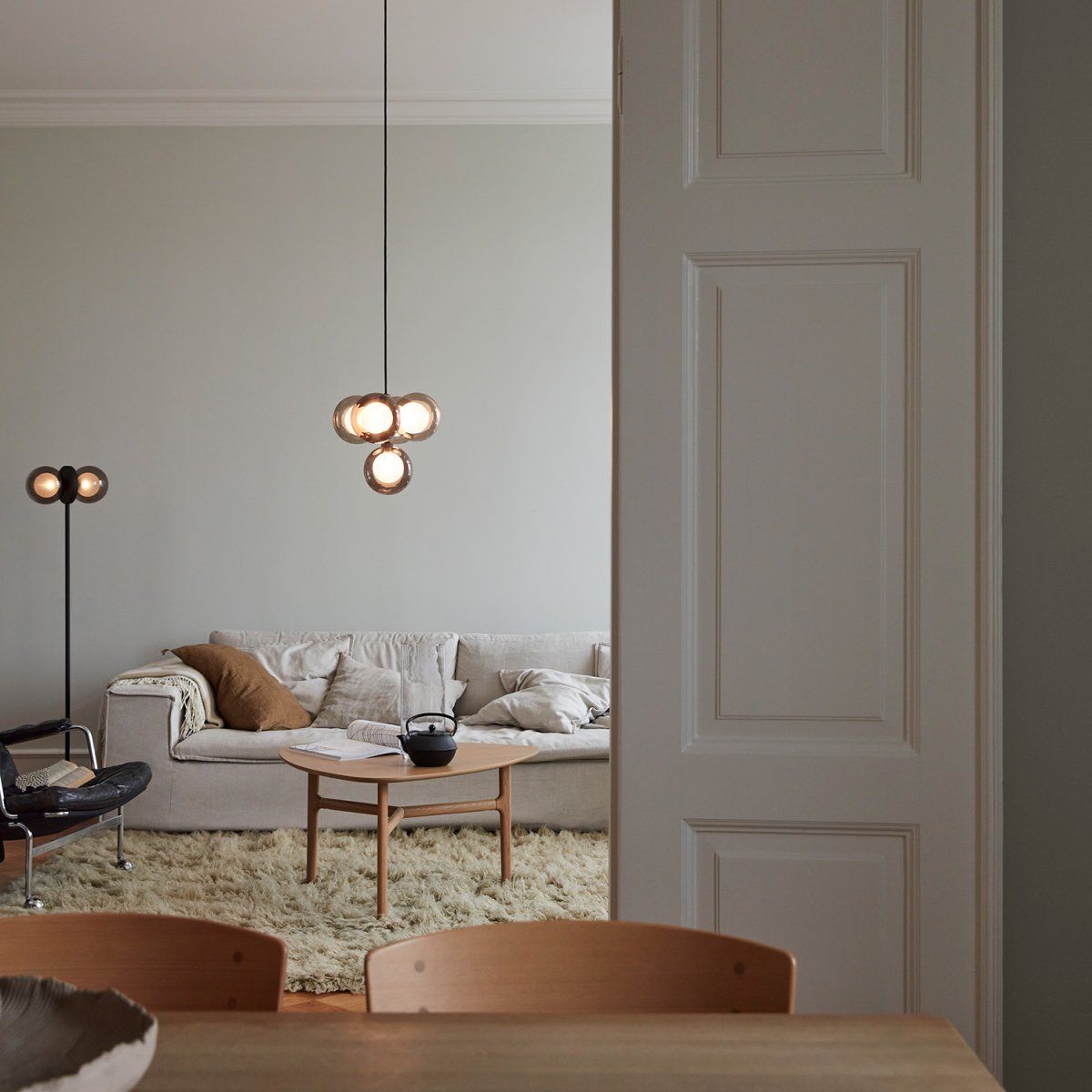 Discus Zwart vloerlamp Van CO Bankeryd - De Discus vloerlamp heeft een vrouwelijk design dat de toon zet en de stijl van uw huis bepaalt.