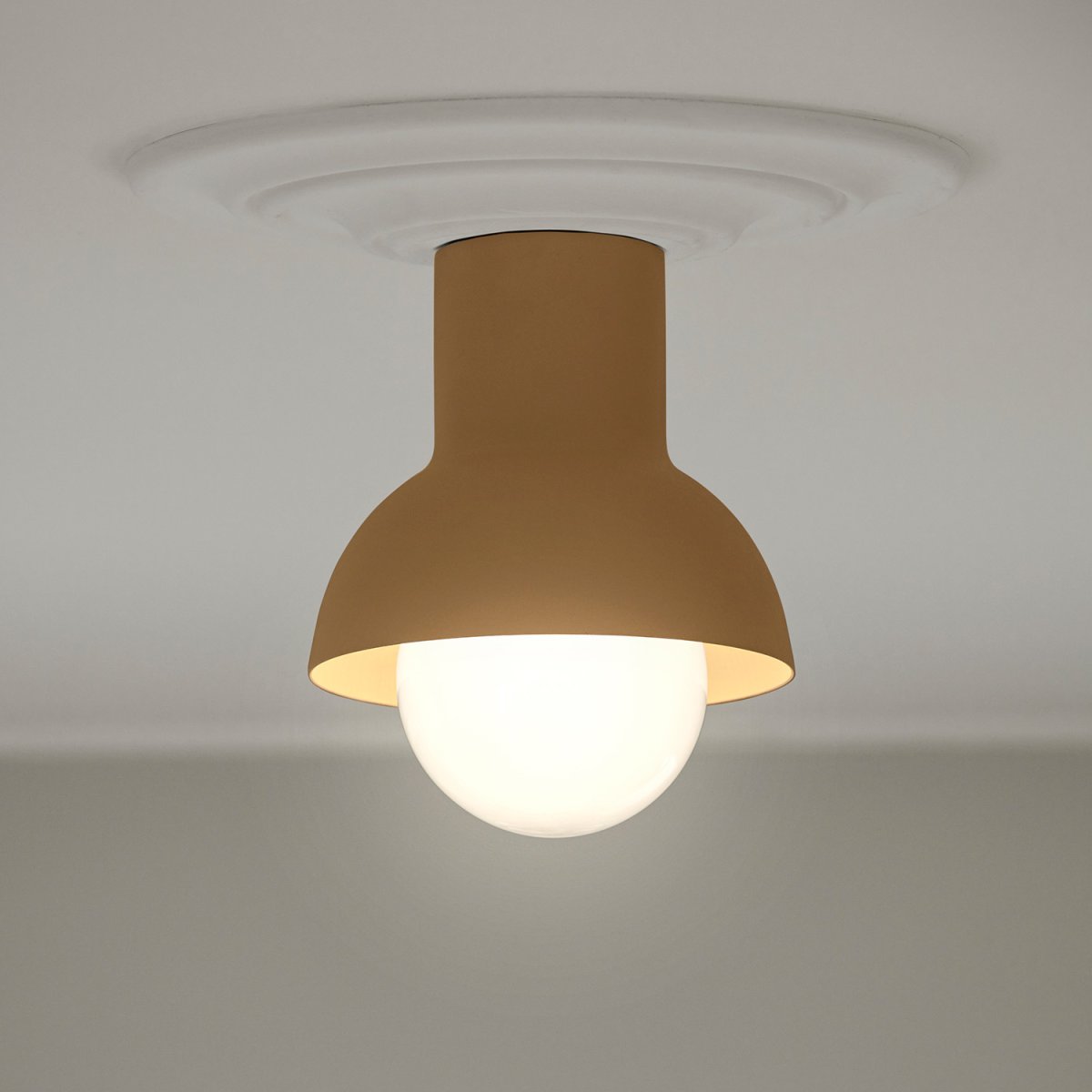 Down Ø20 Donkere mosterd plafondlamp Van CO Bankeryd - De Down plafondlamp heeft een jeugdig en Scandinavisch design dat met zijn sfeervolle licht perfect past in de hal of keuken.