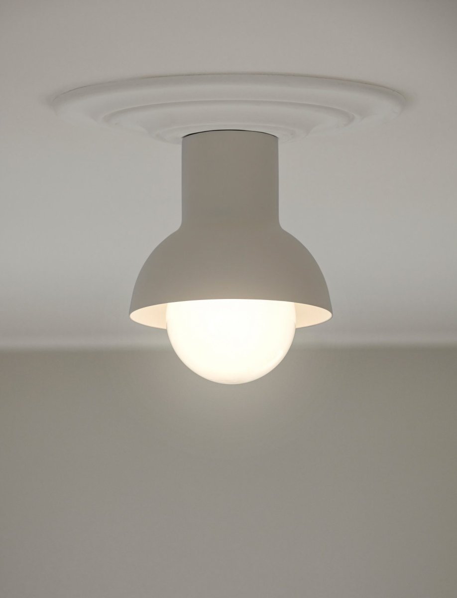 Down Ø20 Beige plafondlamp Van CO Bankeryd - De Down plafondlamp heeft een jong en Scandinavisch design dat met zijn sfeervolle licht perfect past in de hal of keuken.