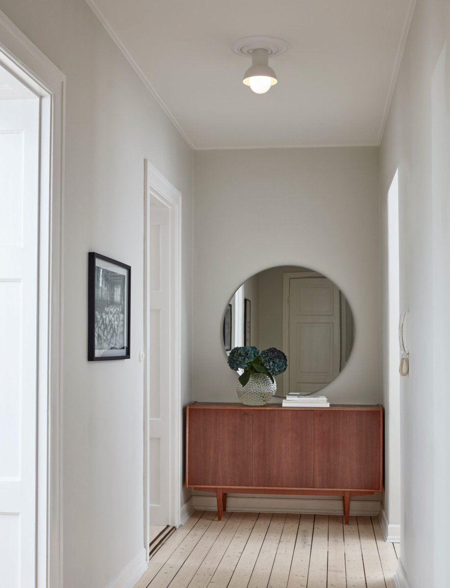 Down Ø20 Beige plafondlamp Van CO Bankeryd - De Down plafondlamp heeft een jong en Scandinavisch design dat met zijn sfeervolle licht perfect past in de hal of keuken.