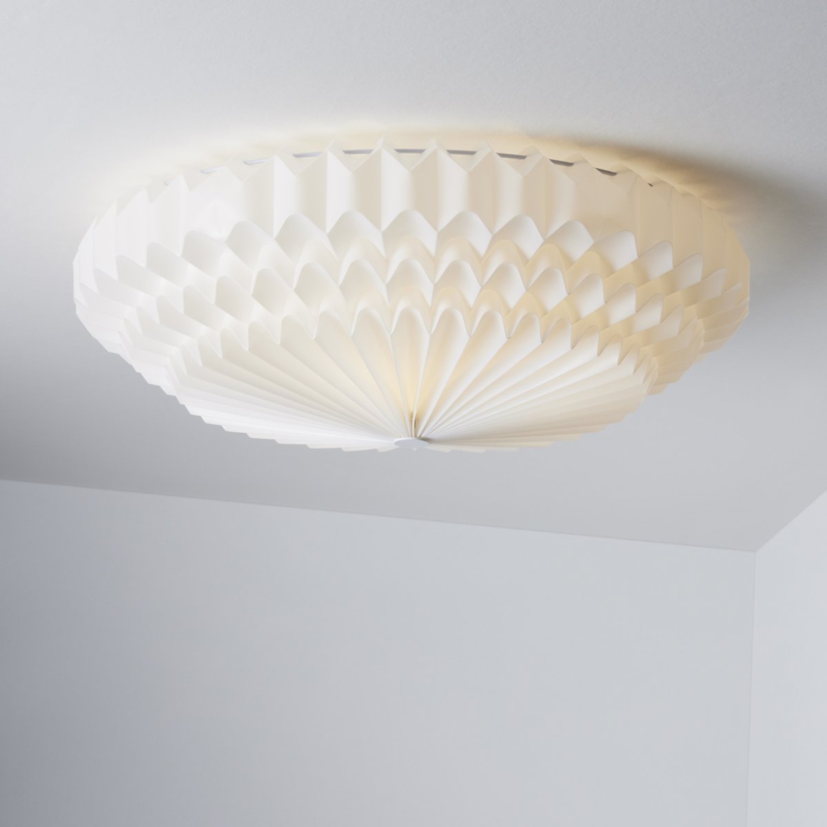 Poppy Ø57 Wit plafondlamp Van CO Bankeryd - Poppy heeft een klassieke en moderne uitstraling met zijn geplooide kap.