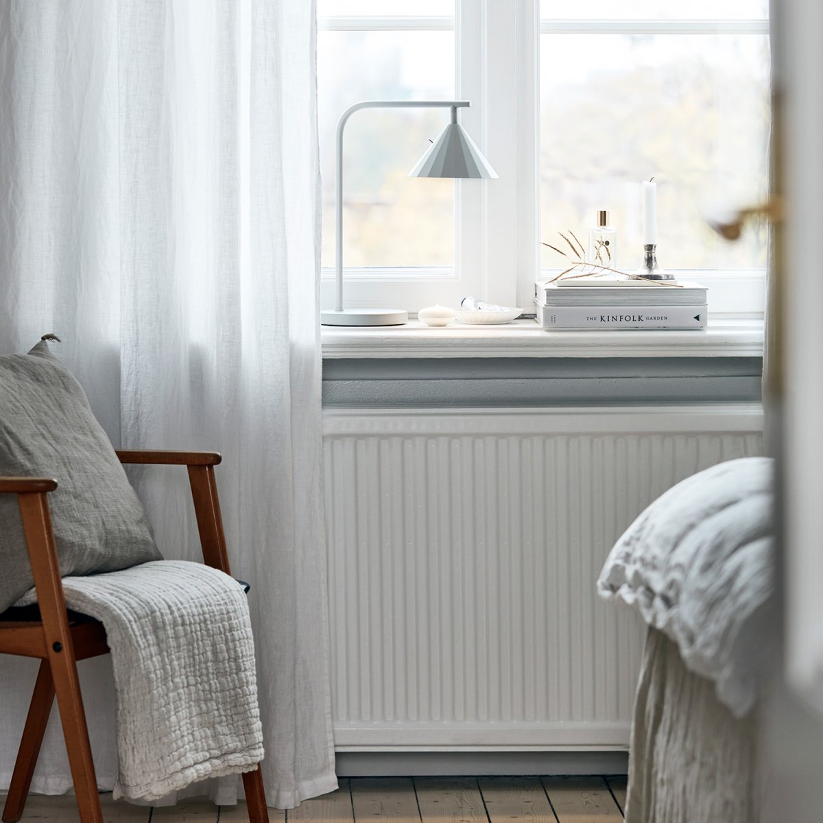 Rain 40cm Grijs tafellamp Van CO Bankeryd - Eveneens functioneel is de avondlezing, die sculpturaal is en karakter aan de kamer geeft.