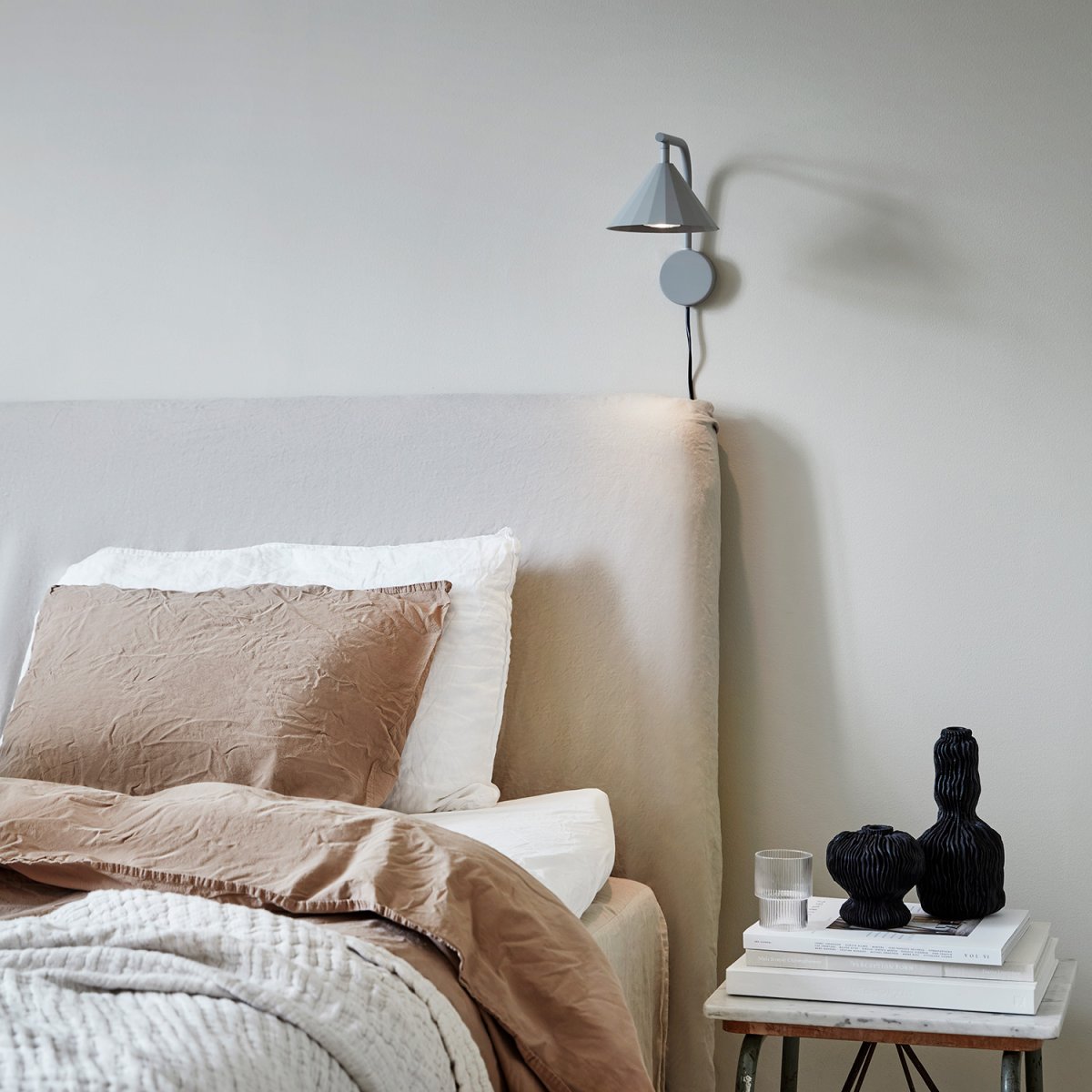 Rain 25cm Grijs wandlamp Van CO Bankeryd - De Rain wandlamp kan uitstekend gebruikt worden in de woonkamer naast een bank of fauteuil, maar ook in een gang of boven een dressoir, waar het een moderne uitstraling aan de kamer geeft.