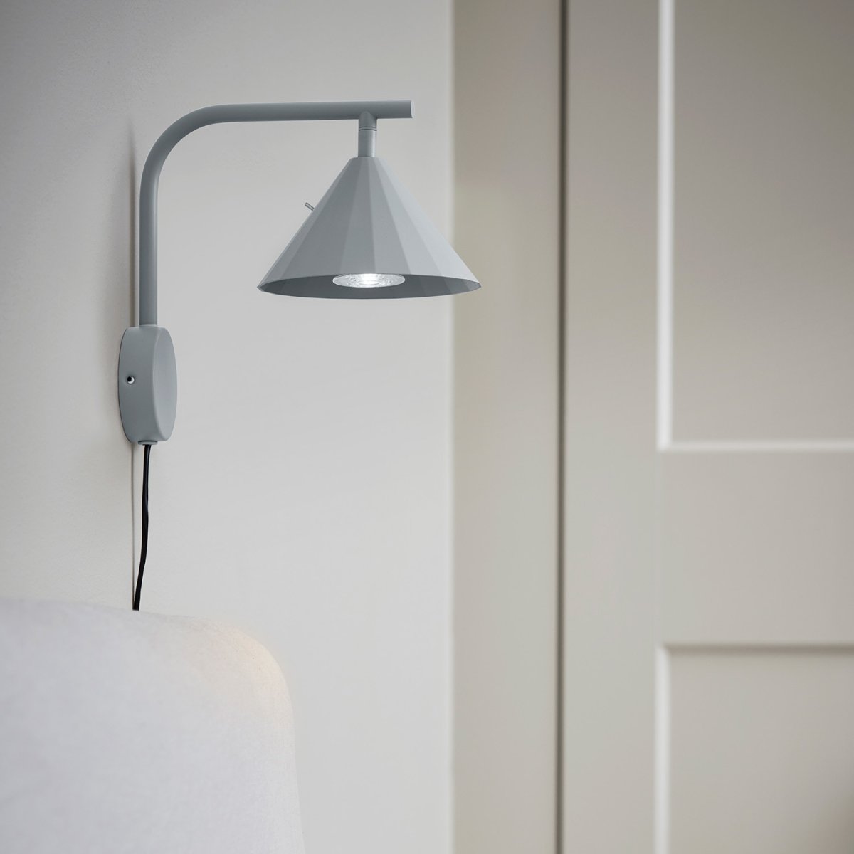 Rain 25cm Grijs wandlamp Van CO Bankeryd - De Rain wandlamp kan uitstekend gebruikt worden in de woonkamer naast een bank of fauteuil, maar ook in een gang of boven een dressoir, waar het een moderne uitstraling aan de kamer geeft.