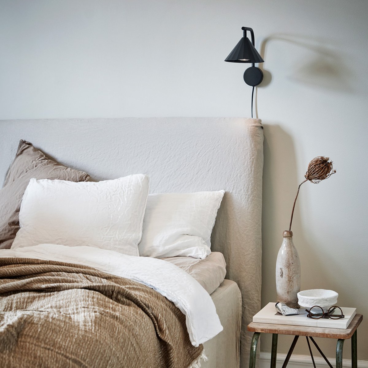 Rain 25cm Antraciet wandlamp Van CO Bankeryd - De Rain wandlamp kan uitstekend gebruikt worden in de woonkamer naast een bank of fauteuil, maar ook in een gang of boven een dressoir, waar het een moderne uitstraling aan de kamer geeft.