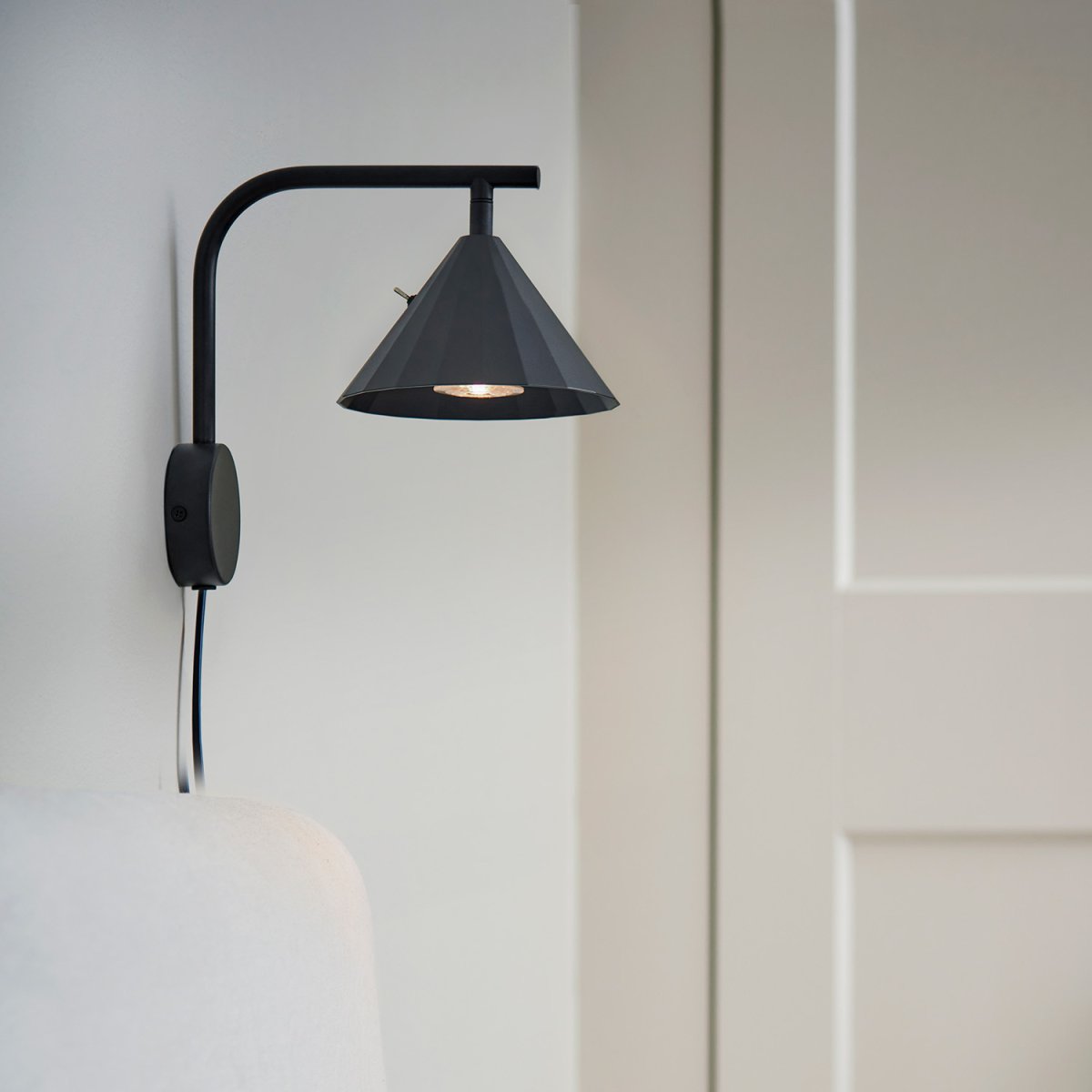 Rain 25cm Antraciet wandlamp Van CO Bankeryd - De Rain wandlamp kan uitstekend gebruikt worden in de woonkamer naast een bank of fauteuil, maar ook in een gang of boven een dressoir, waar het een moderne uitstraling aan de kamer geeft.