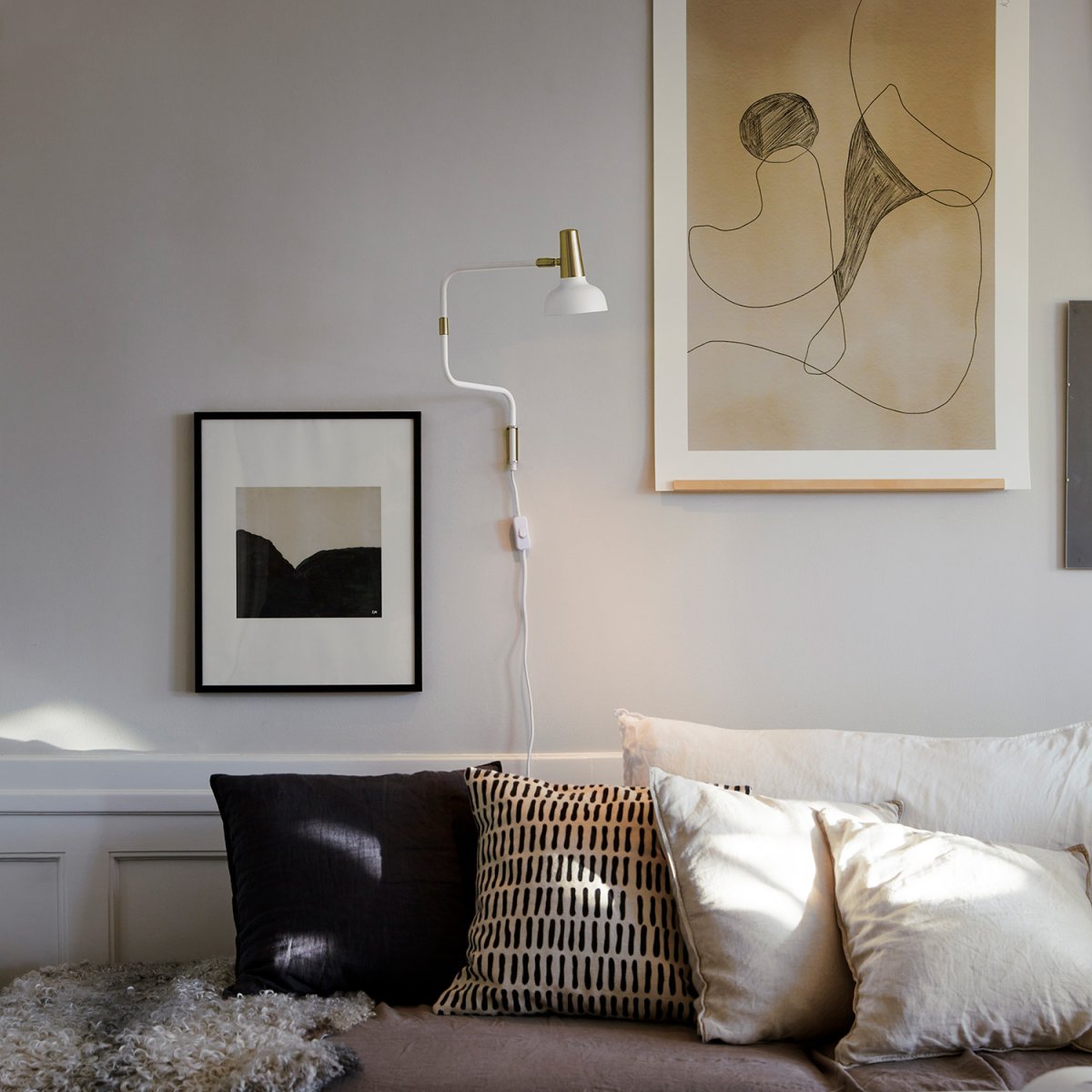 Ray Warm wit leeslamp Van CO Bankeryd - De Ray wandlamp kan uitstekend gebruikt worden in de woonkamer naast een bank of fauteuil, maar ook in een gang of boven een dressoir, waar het een moderne uitstraling aan de kamer geeft.