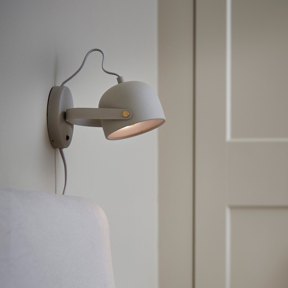 Svejk 13 Beige leeslamp Van CO Bankeryd - De lamp kan goed gebruikt worden in de woonkamer naast een bank of fauteuil, maar ook in een gang of boven een dressoir, waar het een moderne uitstraling aan de kamer geeft.