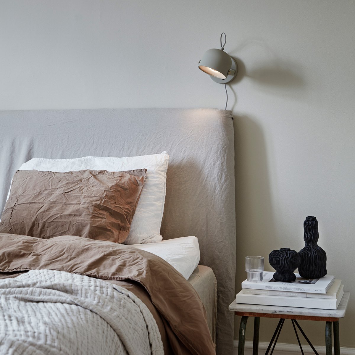 Svejk 13 Beige leeslamp Van CO Bankeryd - De lamp kan goed gebruikt worden in de woonkamer naast een bank of fauteuil, maar ook in een gang of boven een dressoir, waar het een moderne uitstraling aan de kamer geeft.