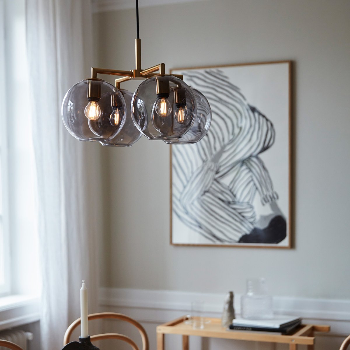 Ture Ø45 Messing hanglamp Van CO Bankeryd - De Ture plafondlamp past boven de eettafel, waar hij een mooi licht geeft, of boven de salontafel om de stijl van de woonkamer te bepalen.