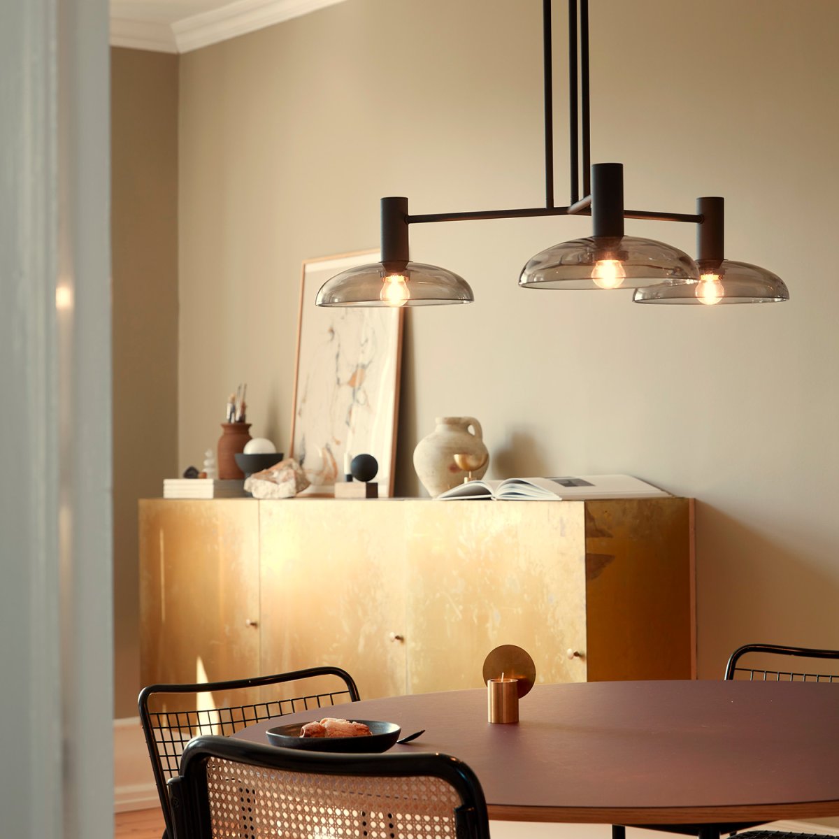 Ufo Circle 80cm Zwart hanglamp Van CO Bankeryd - De UFO Circle plafondlamp heeft een volwassen, modern design dat elk ingericht huis verfraait.
