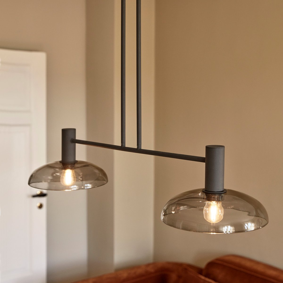 Ufo Long 80cm Zwart hanglamp Van CO Bankeryd - De Ufo Long plafondlamp heeft een volwassen, modern design dat elk ingericht huis verfraait.