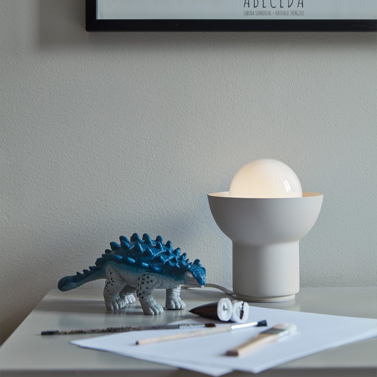 Up 13cm Lichtbeige tafellamp Van CO Bankeryd - De Up tafellamp heeft een jeugdig en Scandinavisch design waarbij het gerichte licht een decoratief onderdeel van de vorm van de lamp wordt.